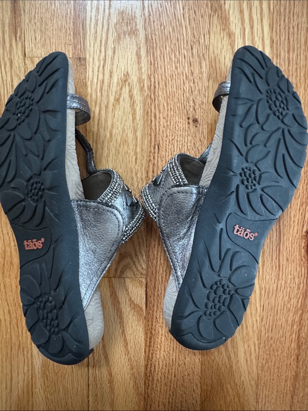 Taos Genie Metallic Pewter Silver Studded Thong Sandals, size 8 - Picture 6 of 6